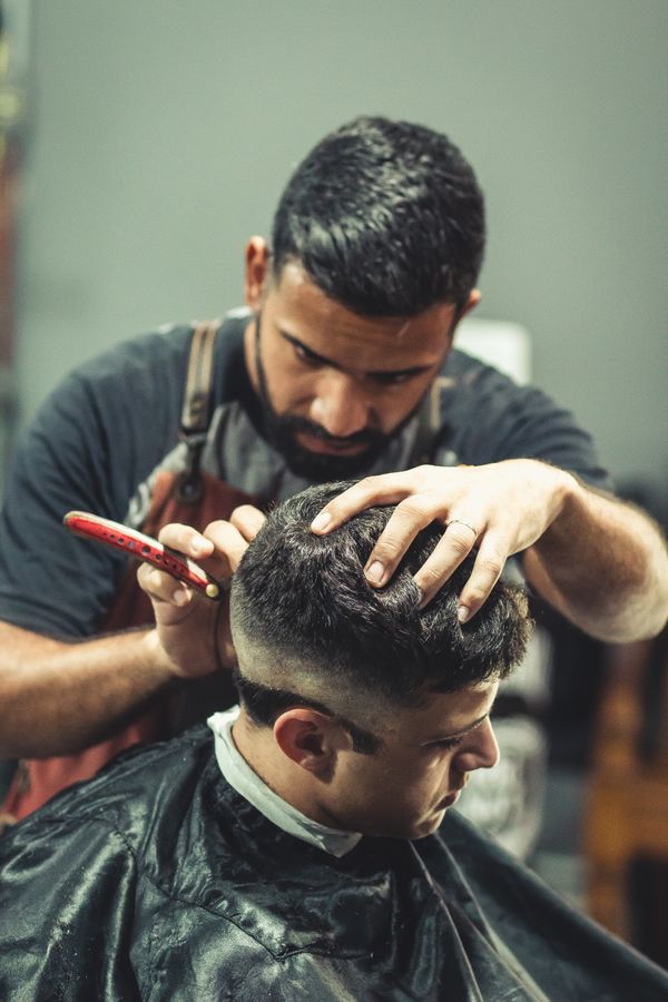 Imagem ilustrativa: corte com máquina